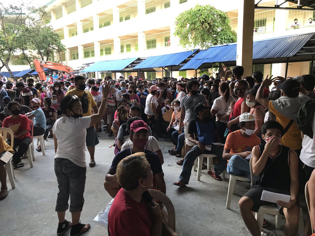 5:28pm, and this is line for verification of SAP recipients inside the Bagong Pag-Asa elementary school. Barangay officials say the school will be open until nightfall to process SAP payouts |  @cnnphilippines