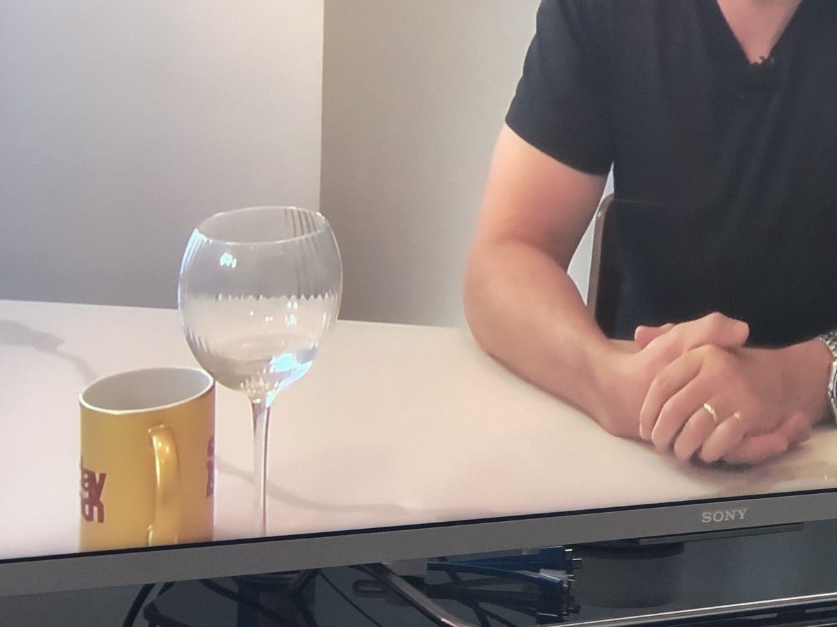Berrtie72's tweet photo. @SundayBrunchC4 what brand of gin ballon does Simon have https://t.co/e42QZW82cJ