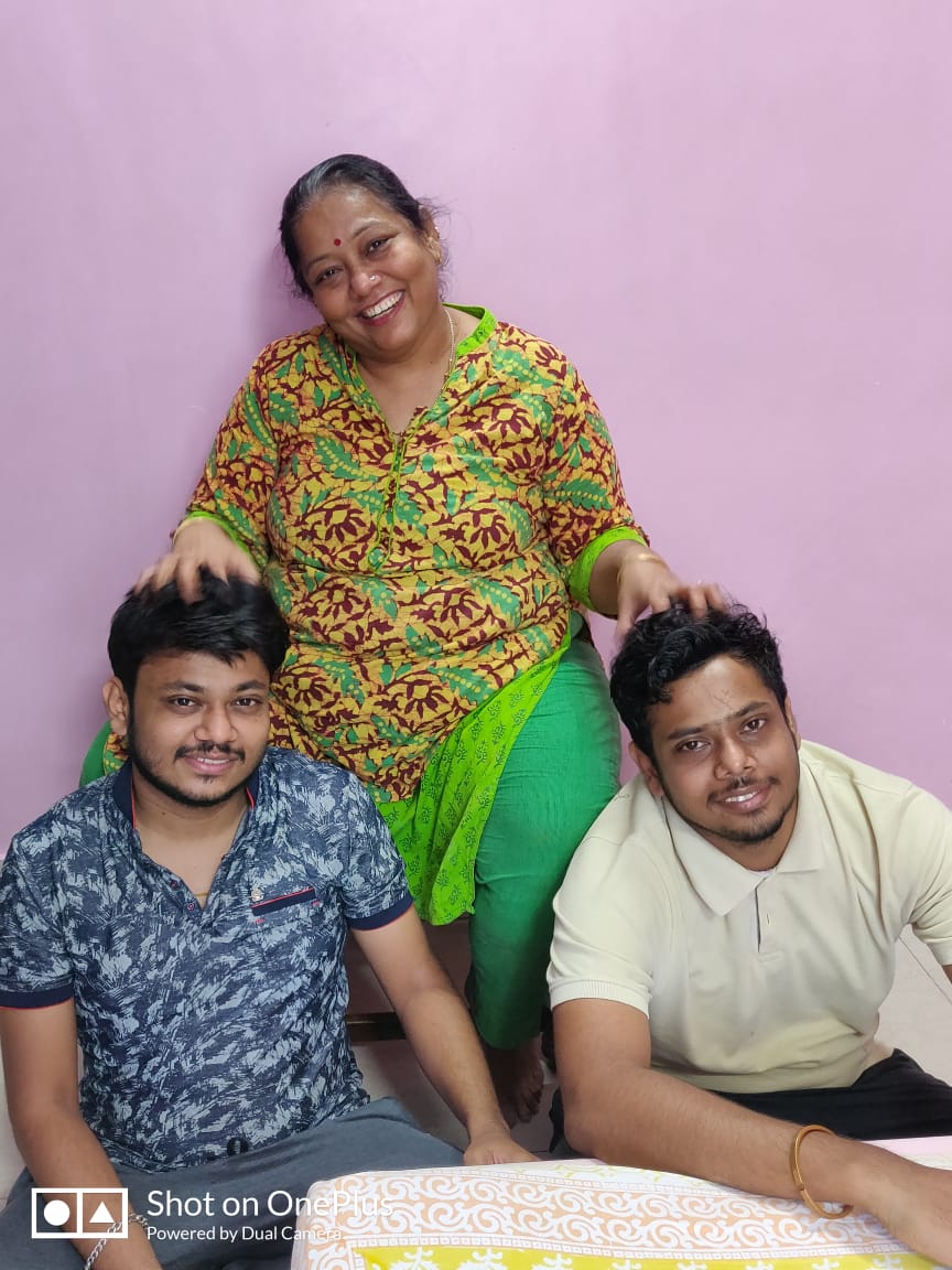 hardik_smart's tweet photo. @titanwatches These lockdown days cannot go more perfect than having Champis to both brothers from my mom!💕
The funny moments we enjoy while sitting and watch ramayan is memorable!
#TimeWithMa #MothersDay #Raga @titanwatches
Join @Sana_Tokre @Gopal29 @coolpritish98 @blessedkamal @sanketdhende https://t.co/dRiPM5rYGM
