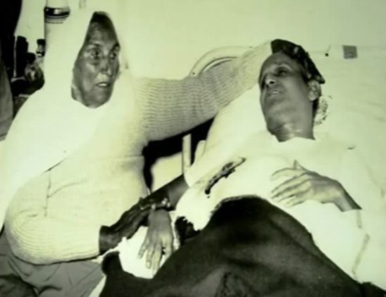 IndiaHistorypic's tweet photo. 1965 :: Bhagat Singh's Mother Mata Vidyawati With Freedom Fighter Batukeshwar Dutt In Hospital .
 
#MothersDay https://t.co/pCU96BK64s