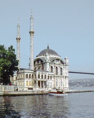 Büyük Mecidiye Camii olarak da bilinen yapı Ortaköy İskele Meydanı’nın kuzey ucunda yer almaktadır. Daha önce caminin bulunduğu yerde 1133’te (1721) Vezir İbrâhim Paşa’nın damadı Mahmud Ağa’nın yaptırdığı bir mescid vardı. #annelergunukutluolsun  #pazar