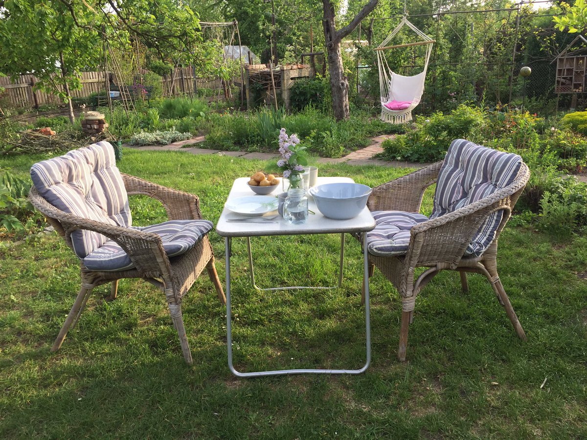 SusanneLupica's tweet photo. So yesterday should have been the evening I would see Aidan Gillen on stage. (😭) My friend who would‘ve come with me suggested to camp out in the garden so we had a lovely evening and I was distracted from thinking about it too much at least a little. #StillSadThough https://t.co/kqvmuA4bqQ