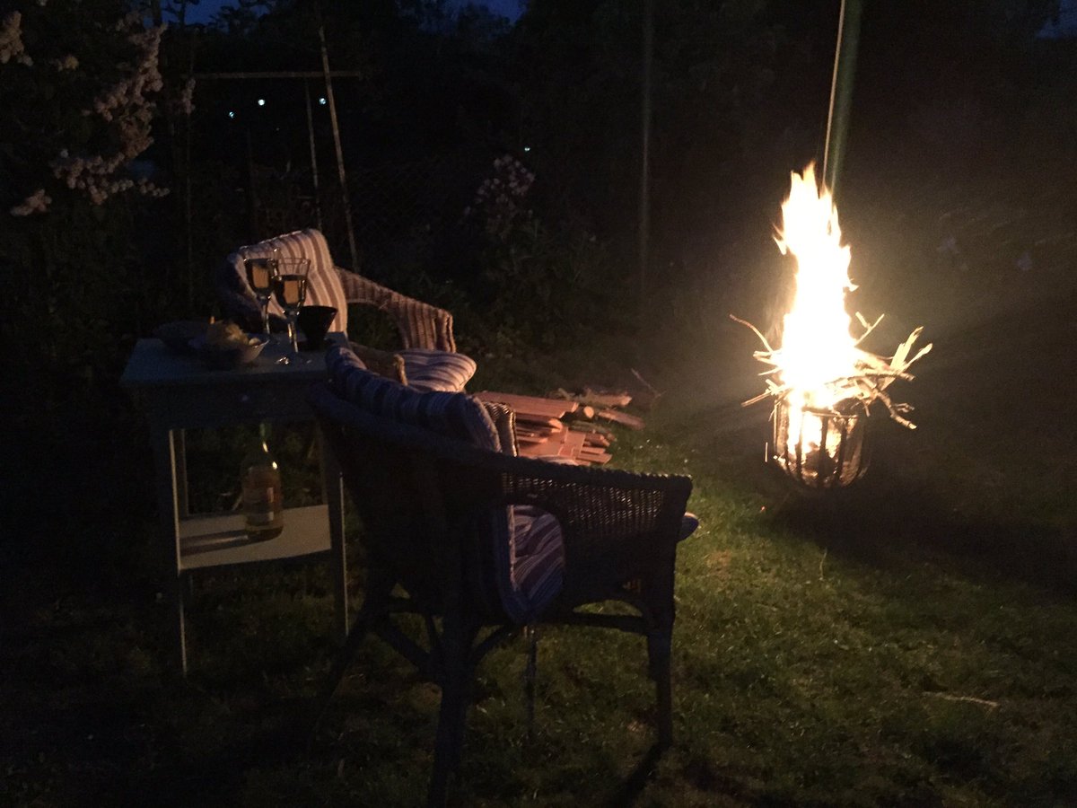 SusanneLupica's tweet photo. So yesterday should have been the evening I would see Aidan Gillen on stage. (😭) My friend who would‘ve come with me suggested to camp out in the garden so we had a lovely evening and I was distracted from thinking about it too much at least a little. #StillSadThough https://t.co/kqvmuA4bqQ