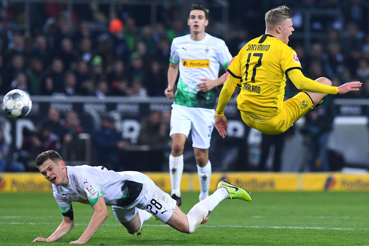 Mais quand le Derby du Rhin se joue, il n'est pas difficile pour nous, Dortmunder, de choisir notre camp. Le club de Gladbach est un de nos grands rivaux ancestraux et porte en plus de ça un nom qu'il ne mérite pas (la preuve en est faite chaque année : un seul Borussia ).