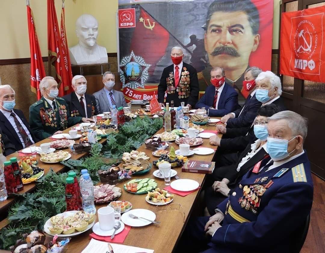 Иркутская КПРФ собрала ветеранов в масках и накрыла праздничный стол. Нет слов.