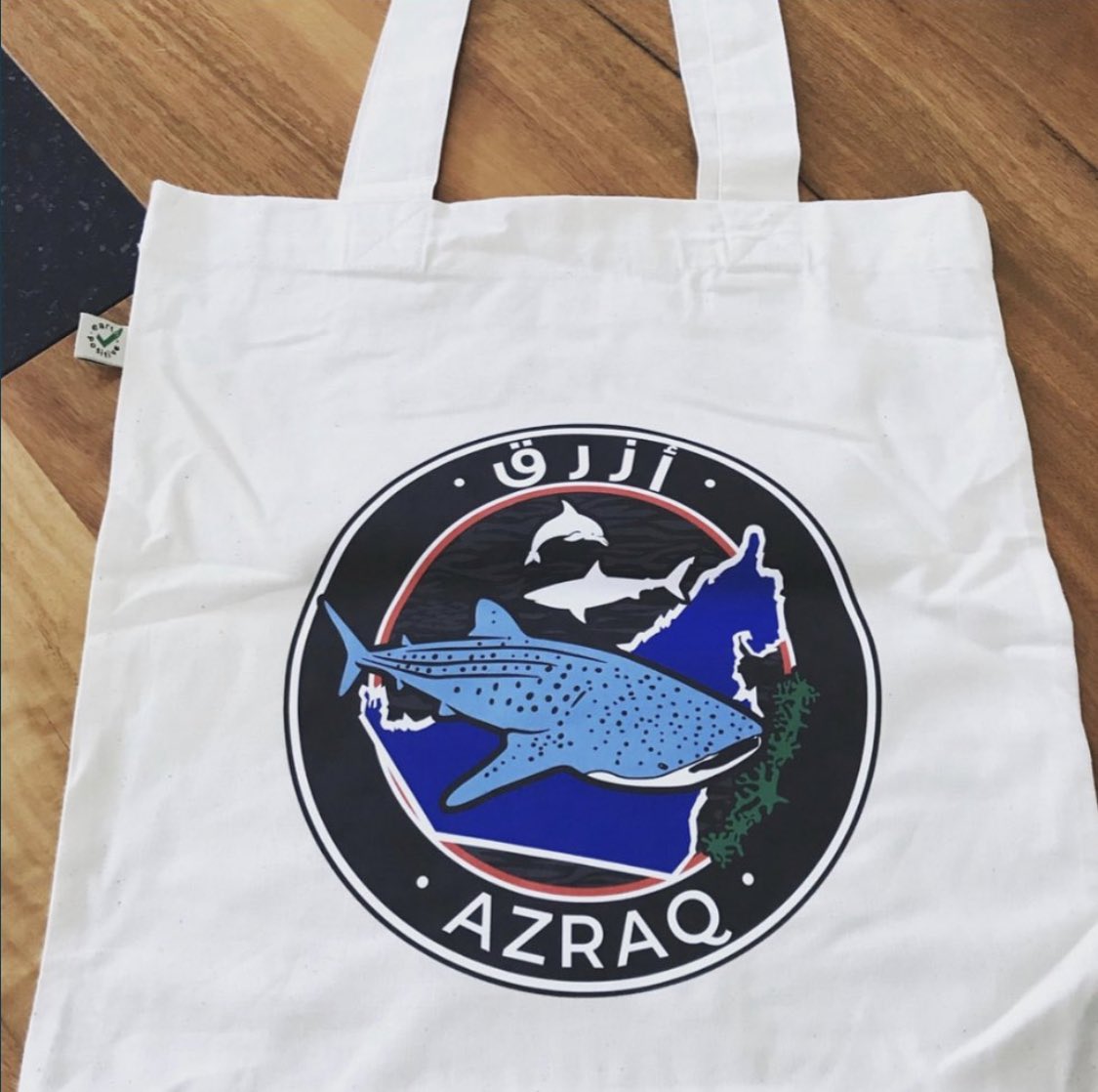 AzraqME's tweet photo. RETAIL OUTLETS! Did you know you could be part of our #totesbetterthanplastic campaign simply by offering a discount or benefit to customers who bring their own reusable bag into your store? Why not reduce your outgoings &amp; protect the environment? Email us at admin@azraqme.org https://t.co/wKWplomPfQ