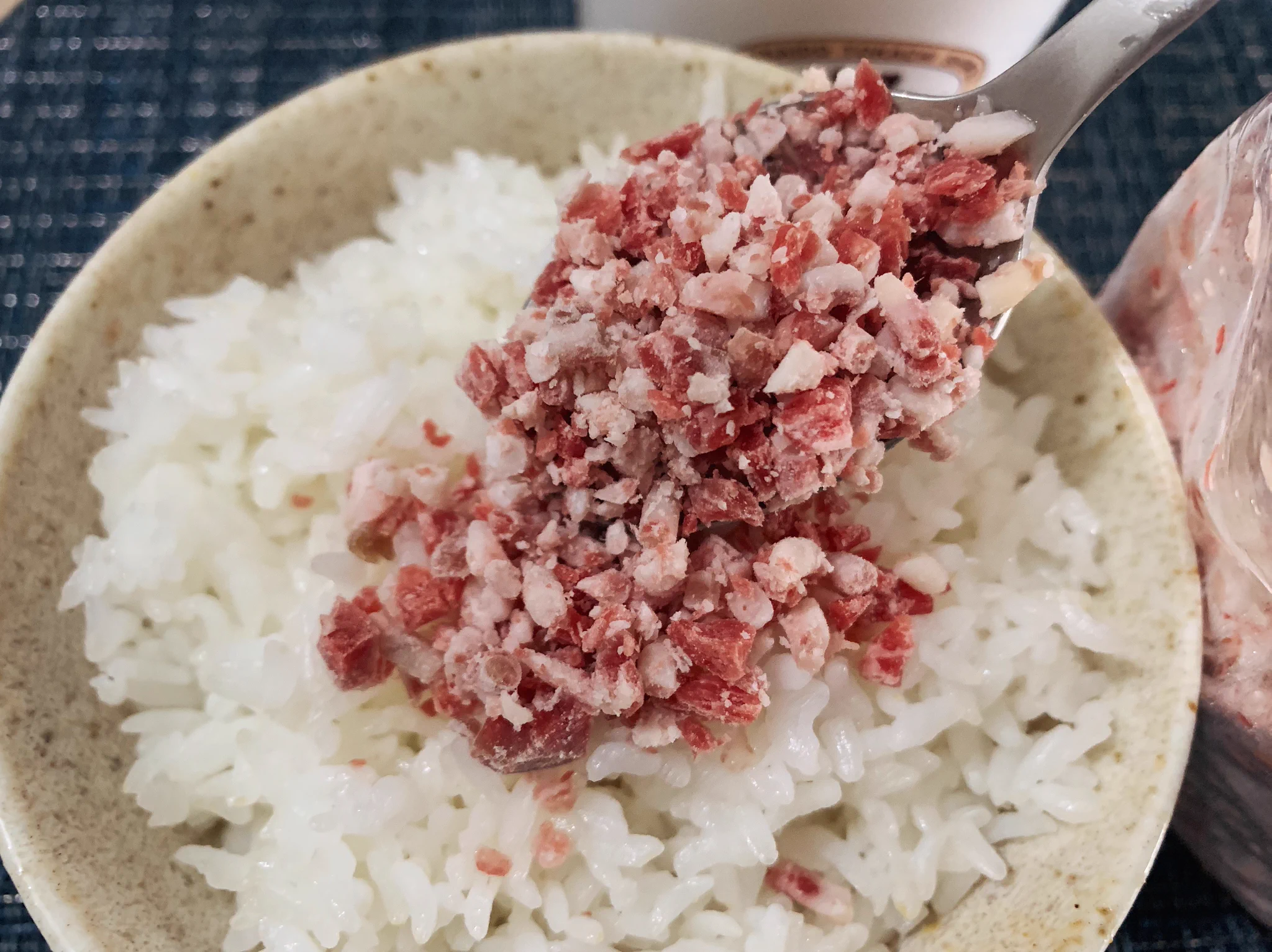ご飯にかけるだけで美味しい！？お取り寄せで楽しむ「牛とろフレーク」！
