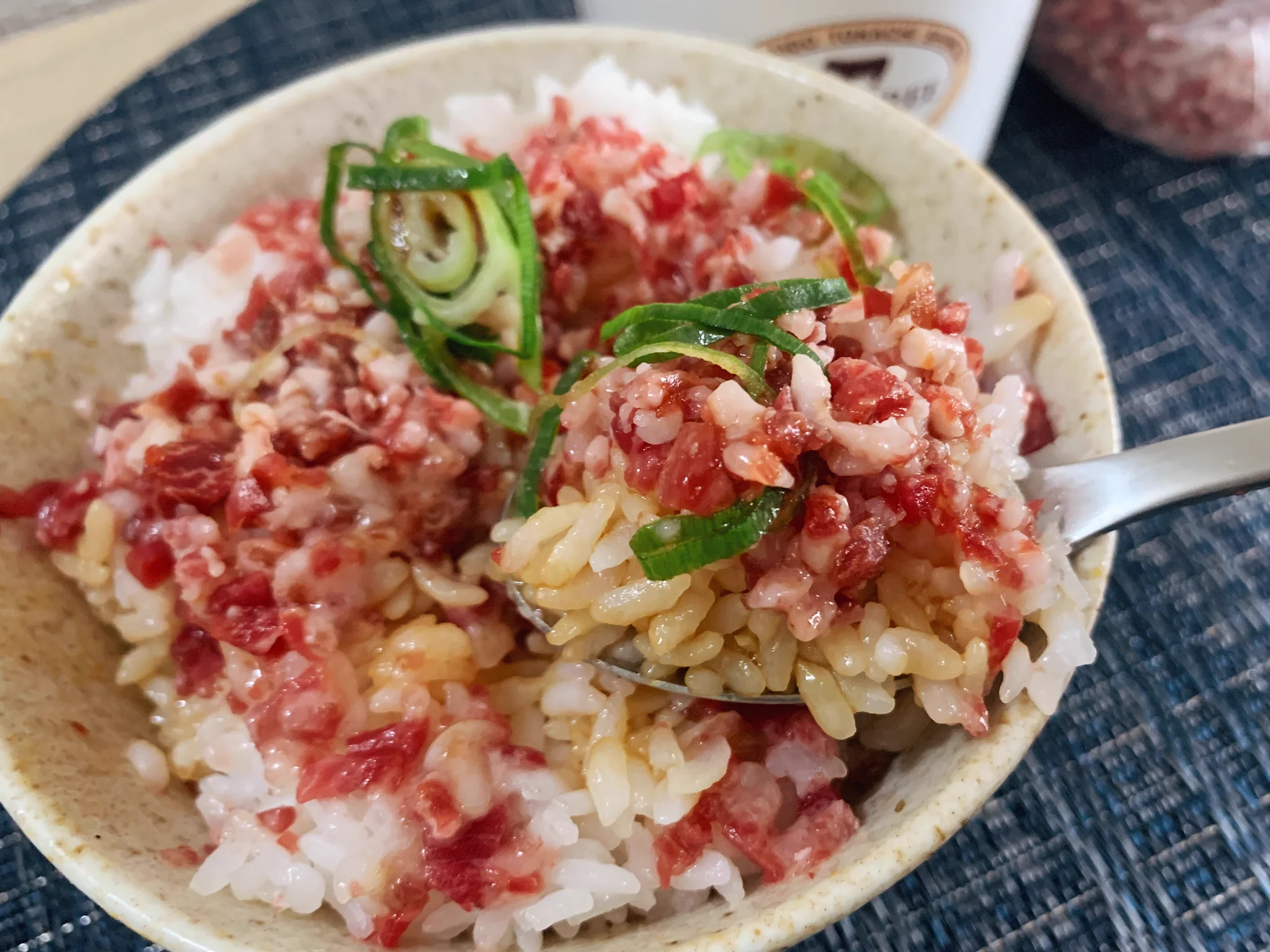 ご飯にかけるだけで美味しい！？お取り寄せで楽しむ「牛とろフレーク」！