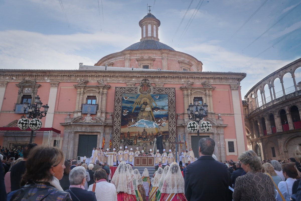 🌸🌼 El dia de la Mare de Déu dels Desemparats, patrona de #València, arrancaria amb la multitudinària i emocionant Missa d’Infants, amb l&#39;especial participació de la #FMIV i la seua Cort d&#39;Honor, i el posterior trasllat. ✨🗣 Valencians, tots a una veu: visca la Mare de Déu!