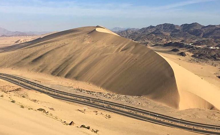 (6/13)Katheeb al-HannanThis sand mountain, known as Katheeb al-Hannan, is where the Prophet (ﷺ) and the Sahabah first stayed when they arrived at Badr. The Prophet (ﷺ) spent the whole night here asking Allah (ﷻ) for His help.
