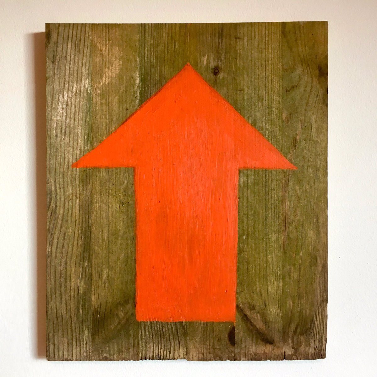 TestSpaceSpike's tweet photo. Helen K Grant - ‘Following’, acrylic on found wood panel
...something orange... #testspacespike #spikeopen2020 show #testspaceorange #helenkgrant #following #orangearrows #Arrow #painting #covidculture https://t.co/PyrTjaJHlX
