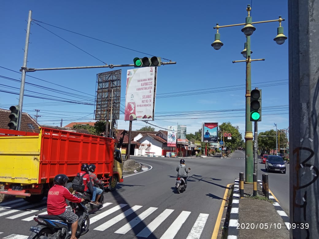 dishubklaten's tweet photo. Minggu, 10 Mei 2020 Pukul 10.22
Giat Pengecekkan dan Perbaikan Traffic Light Simpang Empat #MasjidAlAqsho menanggapi laporan dr Patwal Lantas

#DishubKlaten
#timgerceptrafficlight
#mrll 
#pakaimasker 
#simpangempat 
#KlatenBersinar https://t.co/8MBiqdmIKx