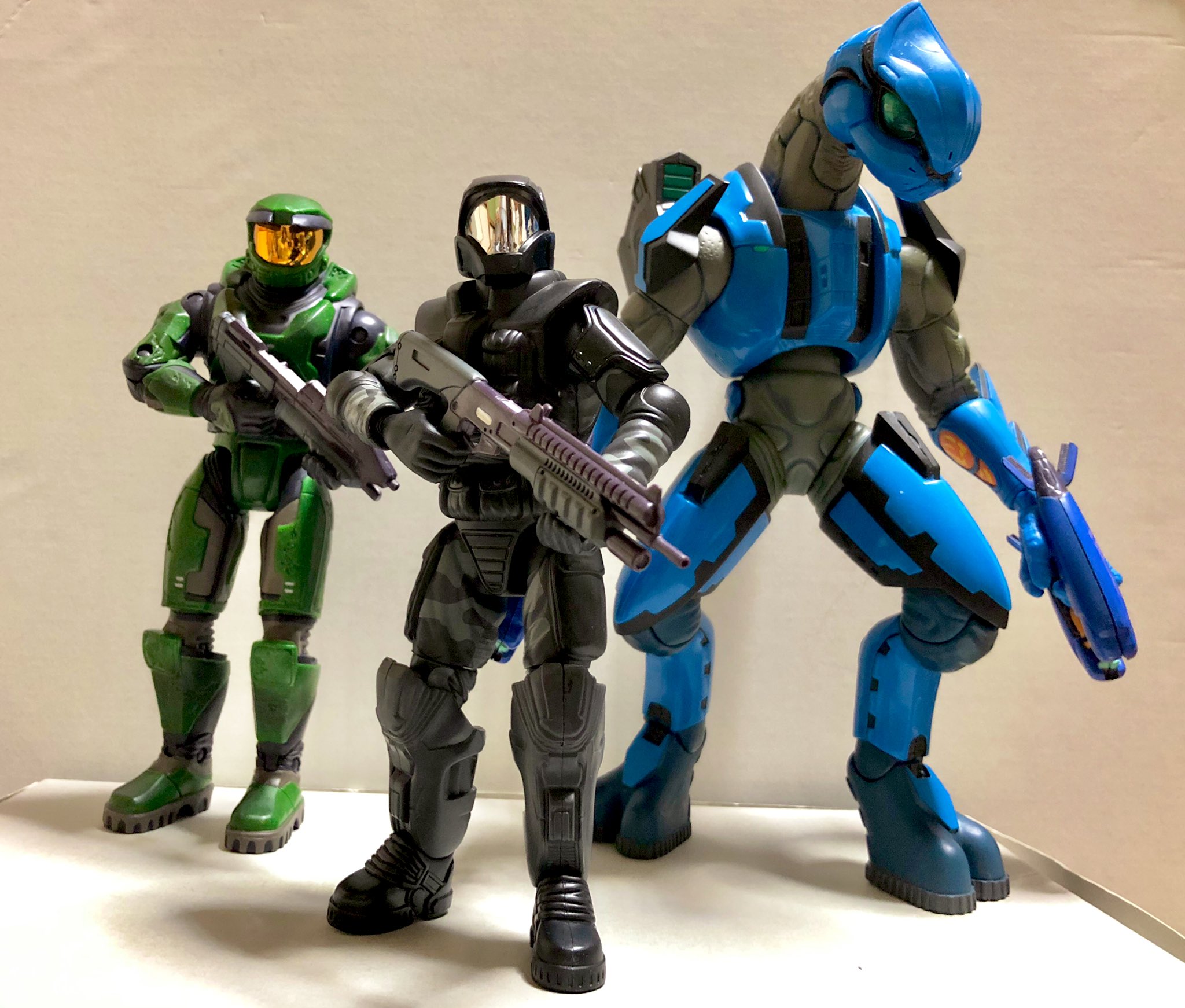 ぐださん Joyrideのhaloフィギュアはアレンジされてないmark Vアーマーとか 猫目のエリートレンジャーとか 後に立体化されなかったものが多くて希少価値が高いけど その割に欲しがる人もそんなに居ないから安価で入手できるのが嬉しいね T Co