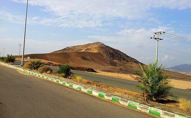 (10/13)Jabal Malaikah (Mountain of the Angels)Jabal Malaikah is located next to Katheeb al-Hannan. It is from this mountain that the angels came to assist the Prophet (ﷺ) and the Sahabah during the Battle of Badr.