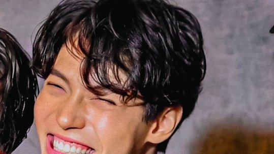 yumeki_twt's tweet photo. “If you have only one smile in you, give it to the people you love.”

#bbrightvc     🐰🌞      #winmetawin https://t.co/TiZZDcG1F8