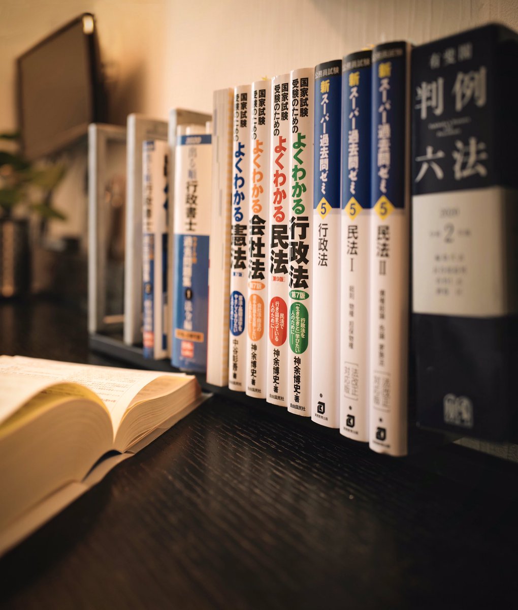 mai_kuroki's tweet photo. 行政書士合格を目指して５ヶ月。
ようやく勉強部屋を作りました。

ポイントは傘立てのブックスタンド。。

やる気はあるけれど集中力がなく、気づくと天井を見つめていますよ・_・

ついった民のような勢いはありませんが、毎日まいペースで続けていきます🍙

#行政書士 #独学 #StudyCave https://t.co/HUdBSMFERY
