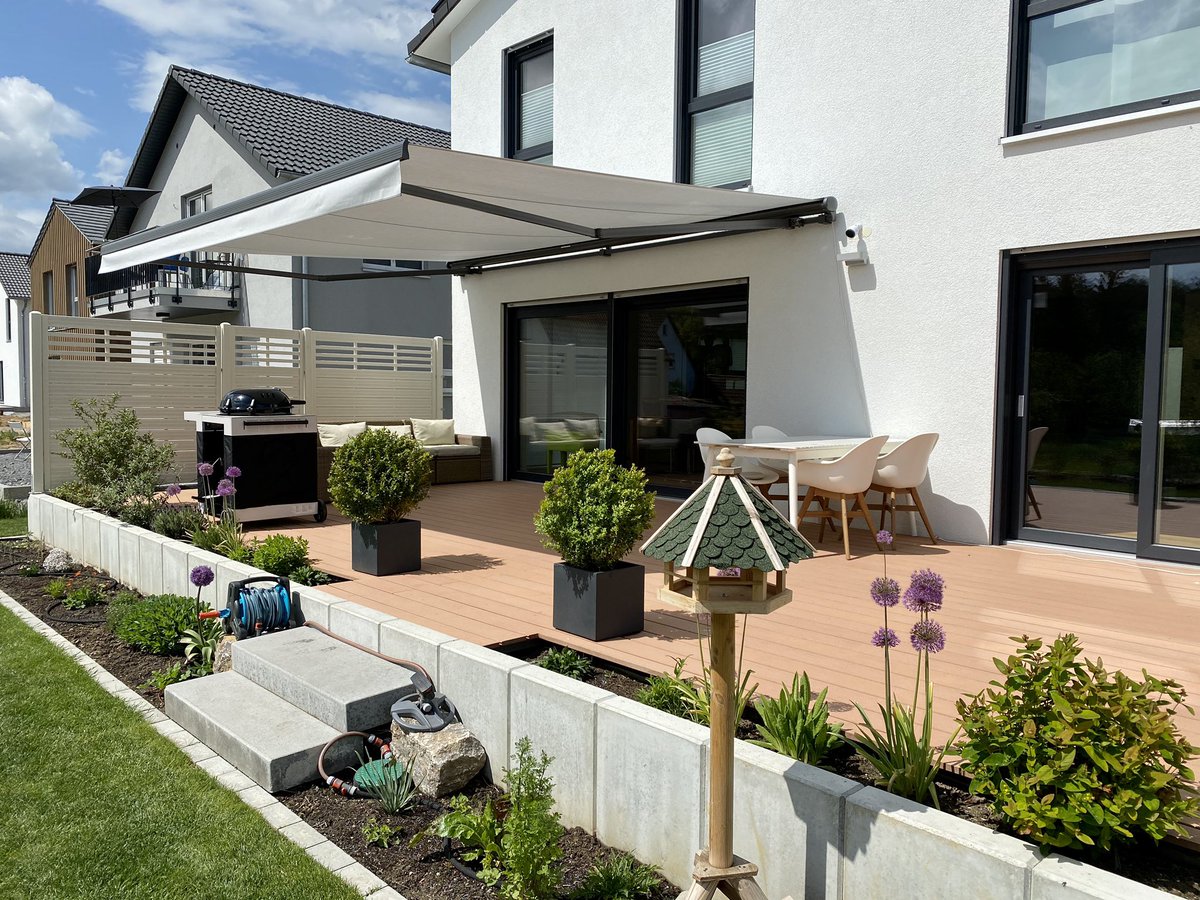 frankfeil's tweet photo. Die #Markise ist jetzt mal auf die vollen vier Meter ausgefahren. So lässt es sich aushalten auf der Terrasse 🥰 https://t.co/unKvRRLdc6