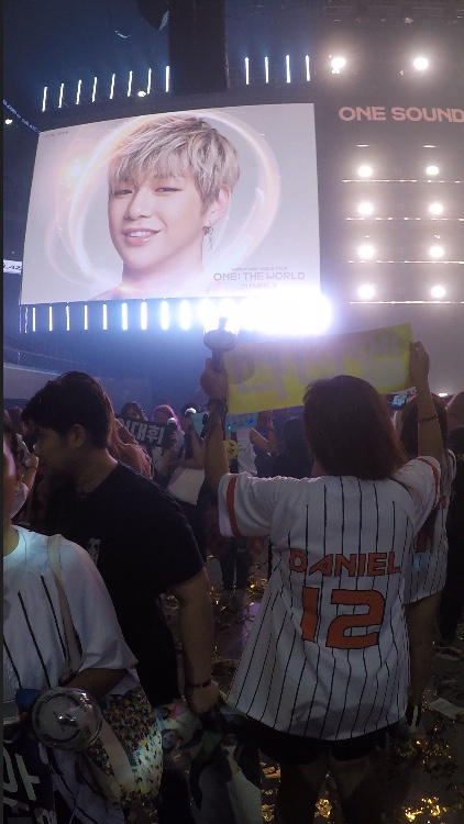 eychbgee's tweet photo. @happeehour @igotnnable my most memorable concert experience #WannaOne #Onetheworld #HappeeHour15DayChallenge #onetheworldonline โค๏ธ https://t.co/uNw1WsjeWe