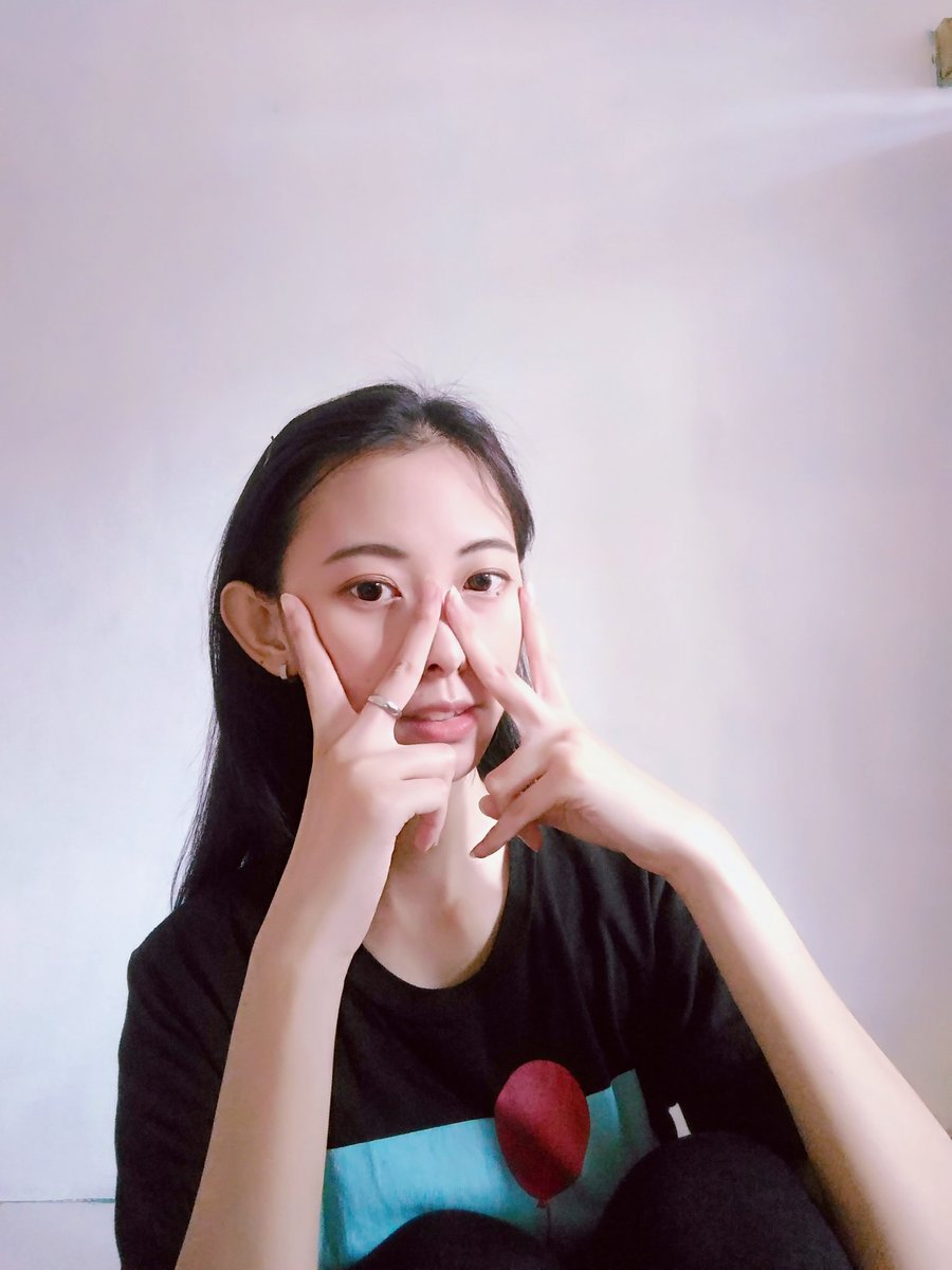 claraaec_sc's tweet photo. ABIS latihan online dg @shojo_complex ! JADI nanti performa kita tetap maksimal 💕 
Sudah 2 bulan nggak kerasa kita #dirumahaja :) gpp dengan ini kita bisa memutus rantai penyebaran COVID-19 😎 
Hari minggu kalian ngapain aja ?? 

#shojocomplex #shojo_complex #少女コンプレックス https://t.co/EOx08wLmwz