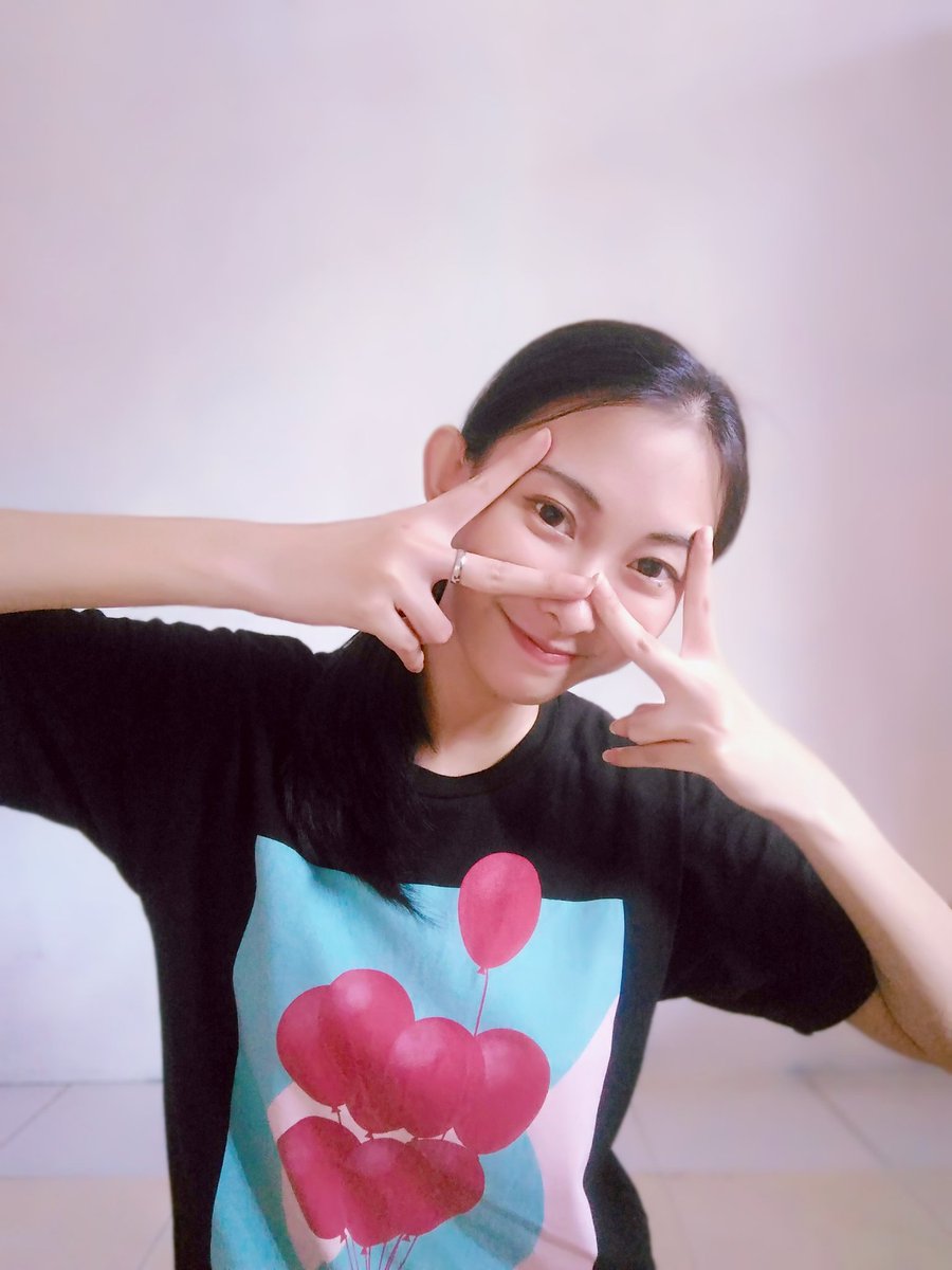 claraaec_sc's tweet photo. ABIS latihan online dg @shojo_complex ! JADI nanti performa kita tetap maksimal 💕 
Sudah 2 bulan nggak kerasa kita #dirumahaja :) gpp dengan ini kita bisa memutus rantai penyebaran COVID-19 😎 
Hari minggu kalian ngapain aja ?? 

#shojocomplex #shojo_complex #少女コンプレックス https://t.co/EOx08wLmwz