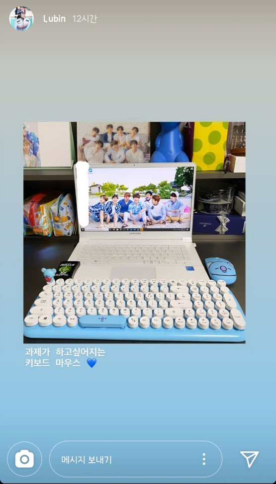 TDCMBTS's tweet photo. [INSTAGRAM]
Vận động viên môn trượt băng tốc độ ngắn Lee Yoobin đã đăng lên instagram story hình ảnh góc làm việc của cô, những đồ vật đều có hình dáng #BTS 😂😆
@BTS_twt https://t.co/t6yqFYYcsH