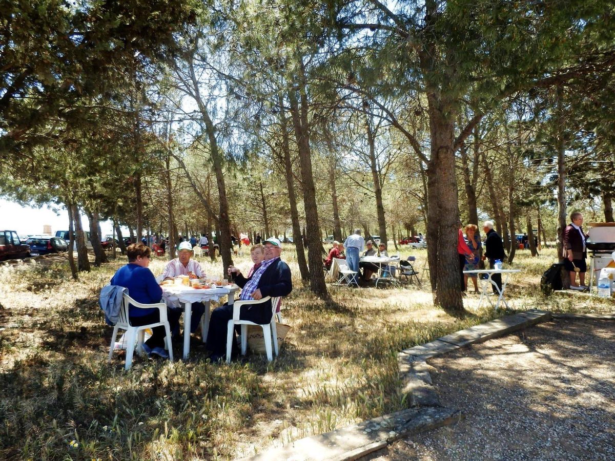 DPZaragoza's tweet photo. Hoy es un día especial en municipios como #Biel, #AlmonaciddelaSierra, #Acered, #Longares, #SamperdelSalz, #Used o #Munébrega, ya que celebrarían sus romerías y fiestas. Este año son muy diferentes, pero ni en esta situación pierden la ilusión ¡Feliz día a todos ellos! 😃 https://t.co/ODYP7at6Zb