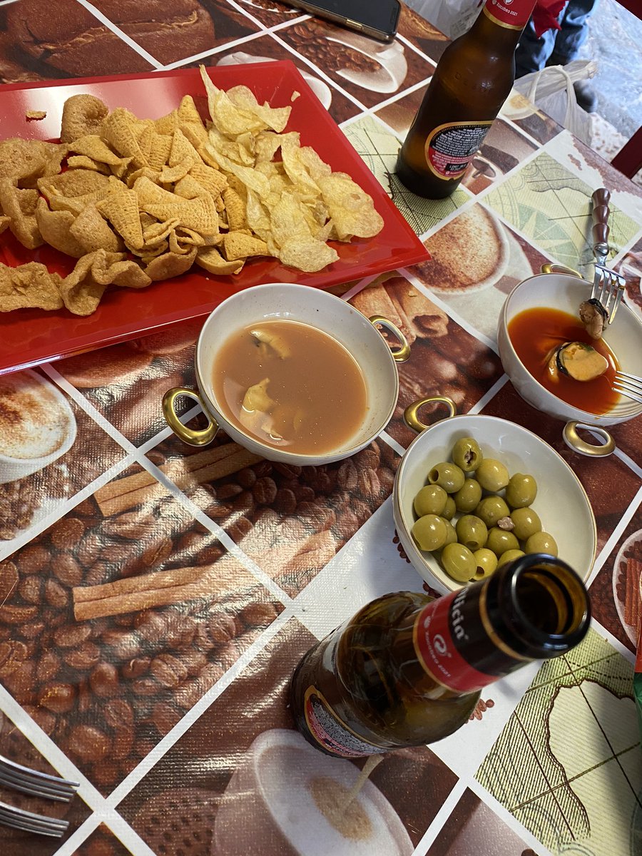 FranGoded's tweet photo. @FloFloreta1 @gerardparceris1 Vale Floreta!! #vermutconfinat doncs! 🤤😬��👏🏼👏🏼 https://t.co/4hvPEzA2aD
