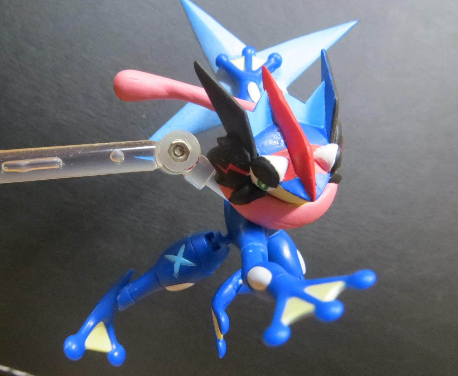 焼き魚ん 掌動ゲッコウガをサトシゲッコウガに作り替えました 顔は耳とトサカ 横の黒いパーツを足しました 腕はロール軸の追加 足首に針金仕込んだりもして可動域も増やしてます みずしゅりけんは背面へのマウントと手持ちが出来るよう軸を共通の径