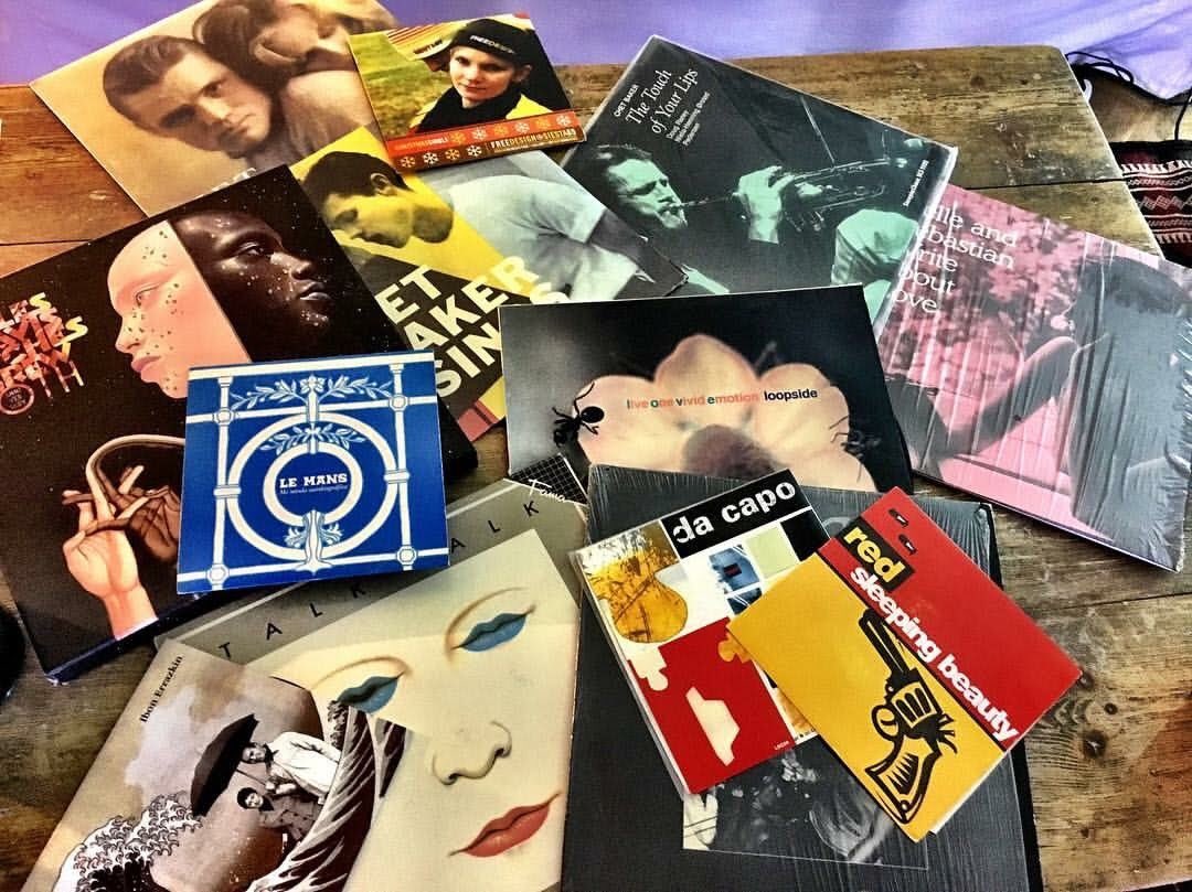 AlvaroVazq's tweet photo. ECLÉCTICO 

#milesdavis #bitchesbrew #chetbaker #belleandsebastian #freedesign #dacapo #redsleepingbeauty #lemans #ibonerrazquin #talktalk #loopside #vinylcollection #vinyladdict #vinyl https://t.co/TqRNUOUCaM