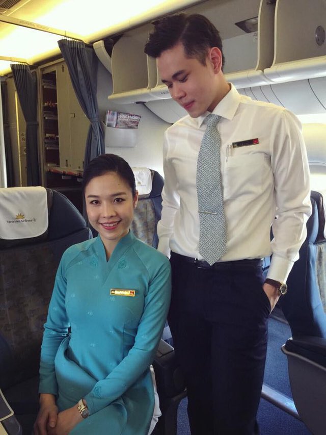 toujours0017's tweet photo. 越南航空的廣告或媒體稿經常有男性空服員或模特，有的還挺帥的，重點是白襯衫內的白色背心內衣呼之欲出，很想把他給脱了。
#吊嘎
#背心
#背心內衣 https://t.co/vi3NPzkEn9