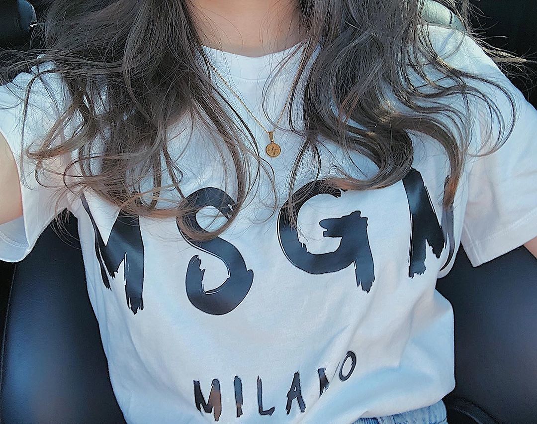 Mery 最近見かけるmsgmのロゴが気になる 海外セレブも愛用しているブランドの魅力と ロゴtシャツの着こなし術を紹介 Msgm エムエスジーエム 海外ブランド T Co 1iltmuqfmh