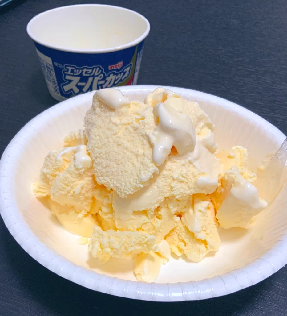 アイスにカラースプレーをたっぷり！これが大人になるということ？