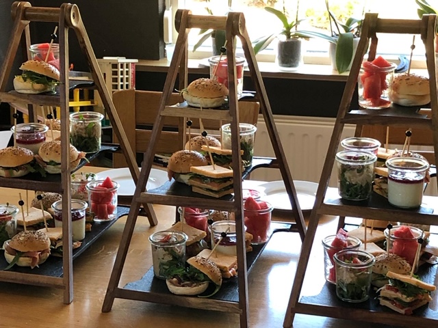 Nikita: "Er zijn vele uitzaaiingen bijgekomen, vooral in m'n lymfeklieren. Jeetje, ik schrik hier enorm van en begin gelijk te huilen."
Lees Nikita's column op: jongborstkanker.nl/columns/nikita…