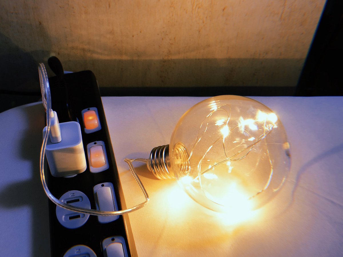 ぽ こ Twitterissa 寝るときは真っ暗派だけど真っ暗な中でスマホいじると目疲れるから枕元 に小さい明かりを と思って買ったやつ 想像以上にオシャレ感出て良い スイッチないけど枕元に電源タップ置いてるから問題なし 外側はガラスじゃなくてプラスチック 中身はled