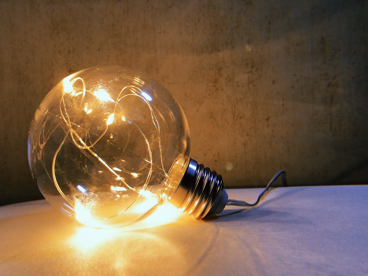 ぽ こ Twitterissa 寝るときは真っ暗派だけど真っ暗な中でスマホいじると目疲れるから枕元 に小さい明かりを と思って買ったやつ 想像以上にオシャレ感出て良い スイッチないけど枕元に電源タップ置いてるから問題なし 外側はガラスじゃなくてプラスチック 中身はled