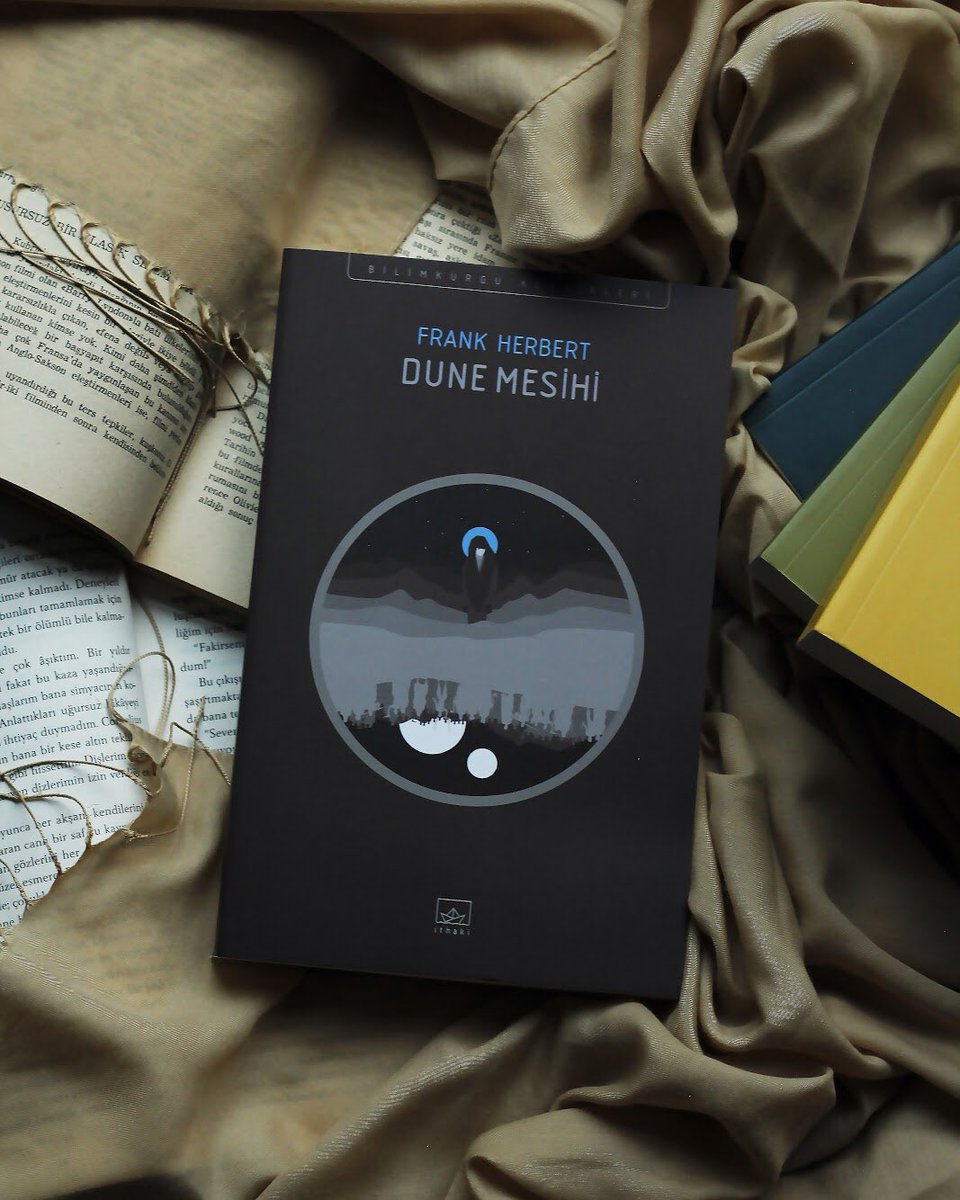 “Korkmamalıyım. Korku katilidir aklın. Korku, mutlak yıkım getiren küçük ölümdür. Korkumla yüzleşeceğim...” 

Frank Herbert, Dune Mesihi

Paul Muad'dib, gezegenlerin hakimi, kutsal savaşın görkemli galibi, prensken devrimci olan bir lider, fanatik bir dini kardeşliğin mesihi...