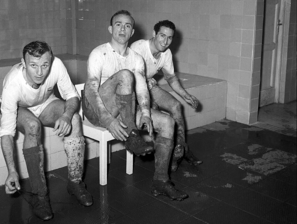 futbolretroes's tweet photo. "El fútbol de verdad se acabó cuando entró el primer secador de pelo en el vestuario" (Alfredo Di Stéfano) https://t.co/Mj2Ef2dw7t