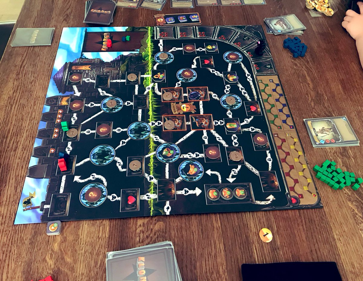 Angua2105's tweet image. Nachdem das Tochterkind neulich Dominion für sich entdeckt hat, haben wir gestern zum ersten Mal #Klong mit ihr gespielt. Hat super geklappt. Die Altersempfehlung ab 14 auf der Schachtel ist ja schon irgendwie Quatsch (Brettspielerkind hin oder her), oder?