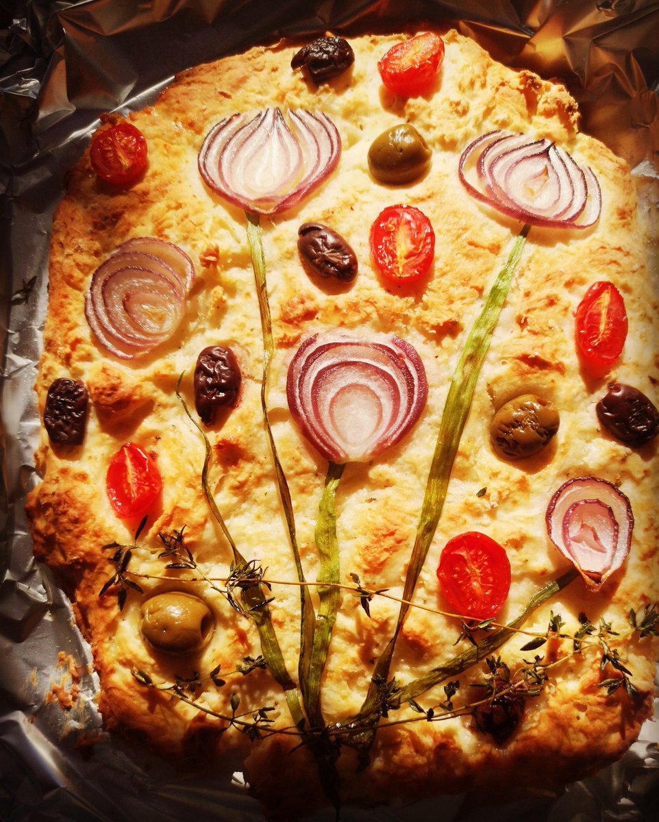 Boozy_Foodie's tweet photo. A "flower garden focaccia" to brighten up the day! 🤩🌻
Pretty huh?? 🌼
#flowergarden #trendyeats #focacciaart #mothersday #sundayfunday #mothersdaytreat #veggiebread #easybake #pinterestinspired #prettyeats https://t.co/Cgi6s98Efi