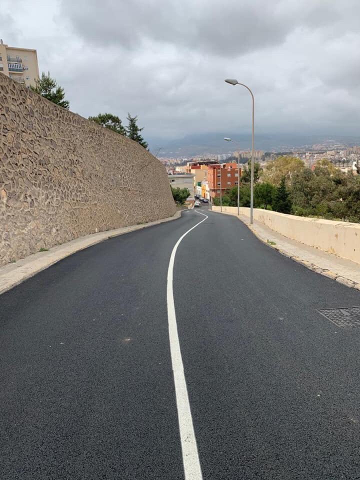 MelillaConBici's tweet photo. Medidas para ampliar terrazas vs. Nuevo asfaltado en espacio donde iba un carril bici según #PMUSML y no se cumple la #LeyDeAccesibilidad La ciudad de los negocios vs. La ciudad de los cuidados. https://t.co/Zok2auFhBa