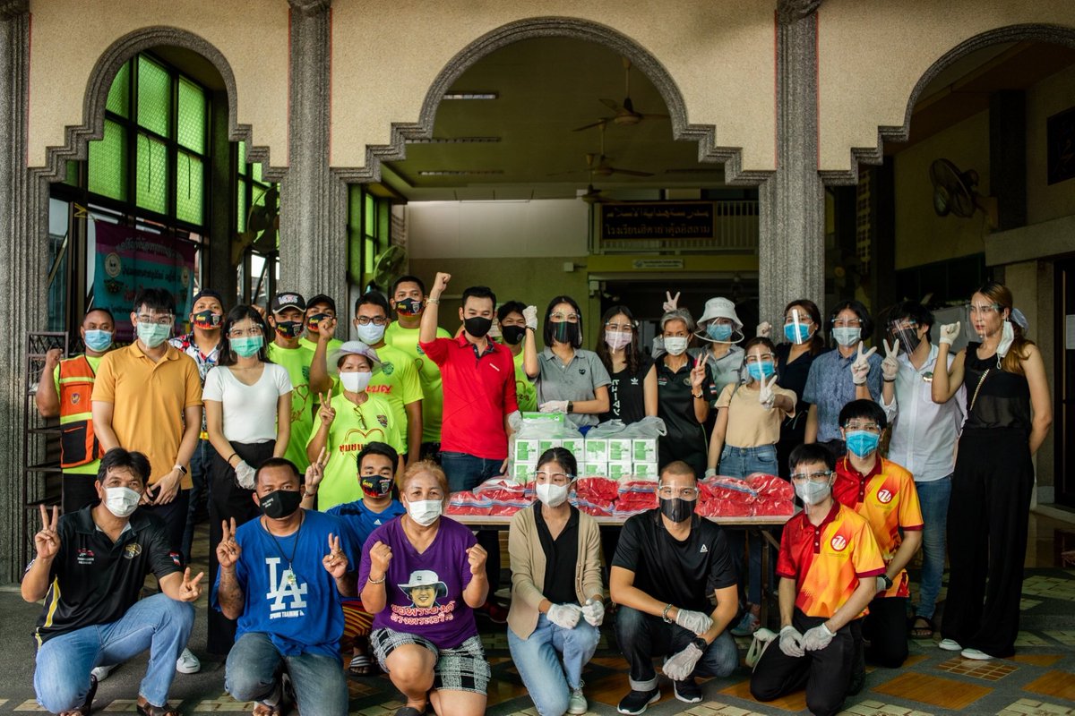 BuzzyTh's tweet image. วันนี้ว่าที่โฆษกองค์การฯได้ร่วมกันเเจกของใช้จำเป็นในช่วงCOVID-19ให้กับชุมชนคลองเตย เเละพูดคุยถึงปัญหาที่ชาวชุมชนคลองเตยต้องพบเจอในเเต่ละวัน เพื่อพัฒนาความเป็นอยู่ในข้างหน้าต่อไป 
#Pattymovetochange
 #ideamovetochange 
#moveonproject 
#moveontogether 
#domeashome #อมธ #ธรรมศาสตร์