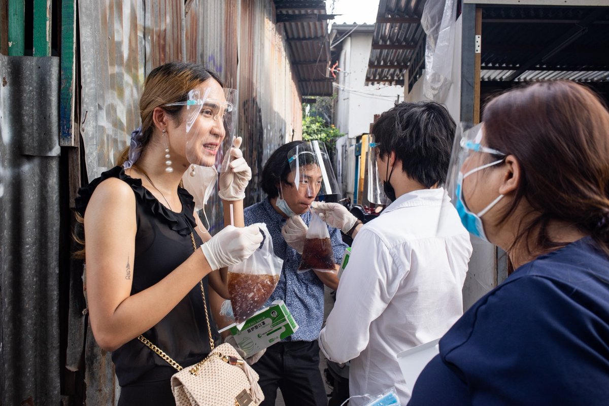 BuzzyTh's tweet image. วันนี้ว่าที่โฆษกองค์การฯได้ร่วมกันเเจกของใช้จำเป็นในช่วงCOVID-19ให้กับชุมชนคลองเตย เเละพูดคุยถึงปัญหาที่ชาวชุมชนคลองเตยต้องพบเจอในเเต่ละวัน เพื่อพัฒนาความเป็นอยู่ในข้างหน้าต่อไป 
#Pattymovetochange
 #ideamovetochange 
#moveonproject 
#moveontogether 
#domeashome #อมธ #ธรรมศาสตร์