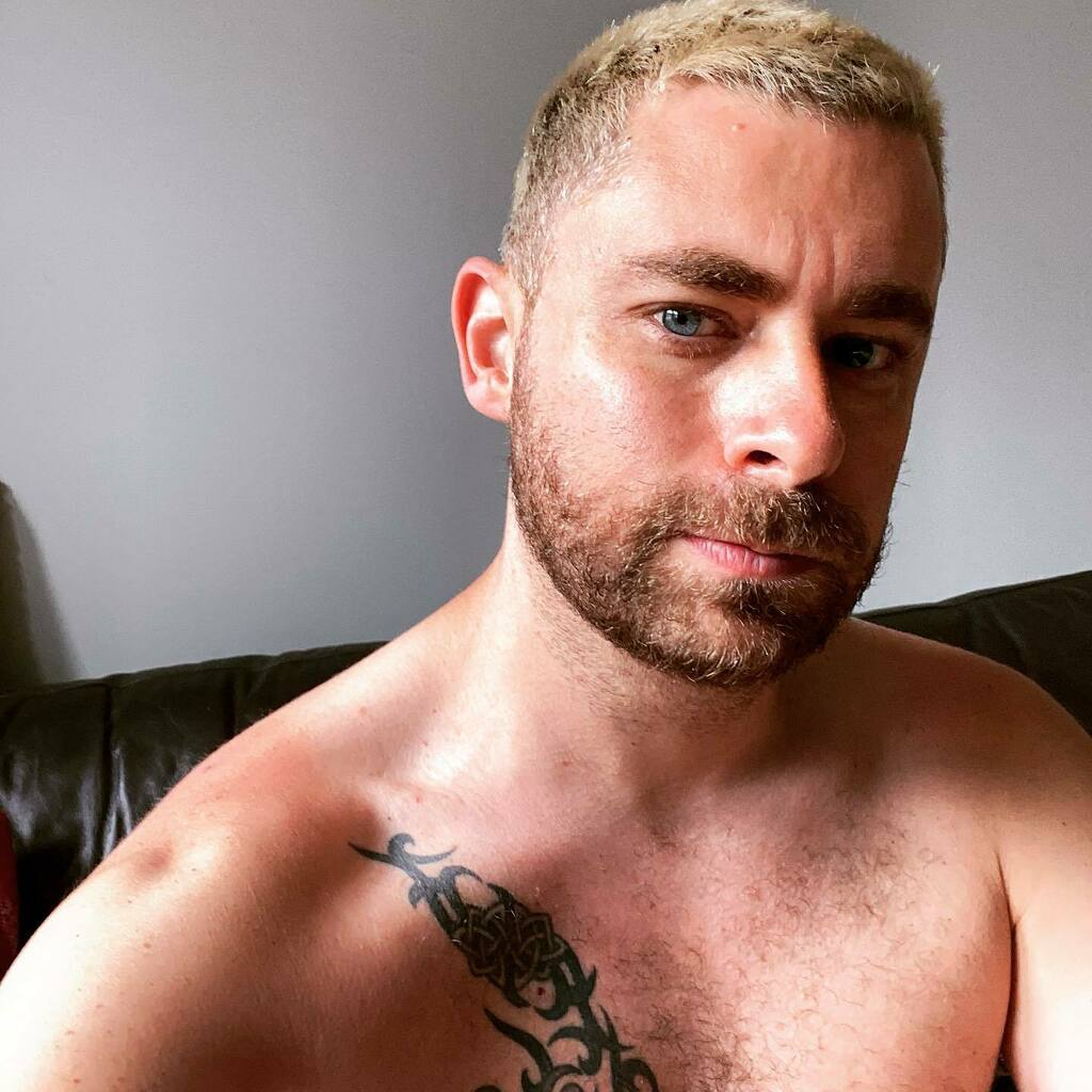 TonysimmsBK's tweet photo. No... your shoulders got burnt out on a walk yesterday 🙈🙈
#tanlines #burnlines #sunscreen #notenoughsunscreen #summer #summer2020 #lockdownsummer #coronawalk #gay #singlegay #gayboy #gaylondon #gaysofinstagram #instagay #tattoo #gaytattoo #lgbt #scru… https://t.co/MkUETgjvdm https://t.co/v8Fp59el7E