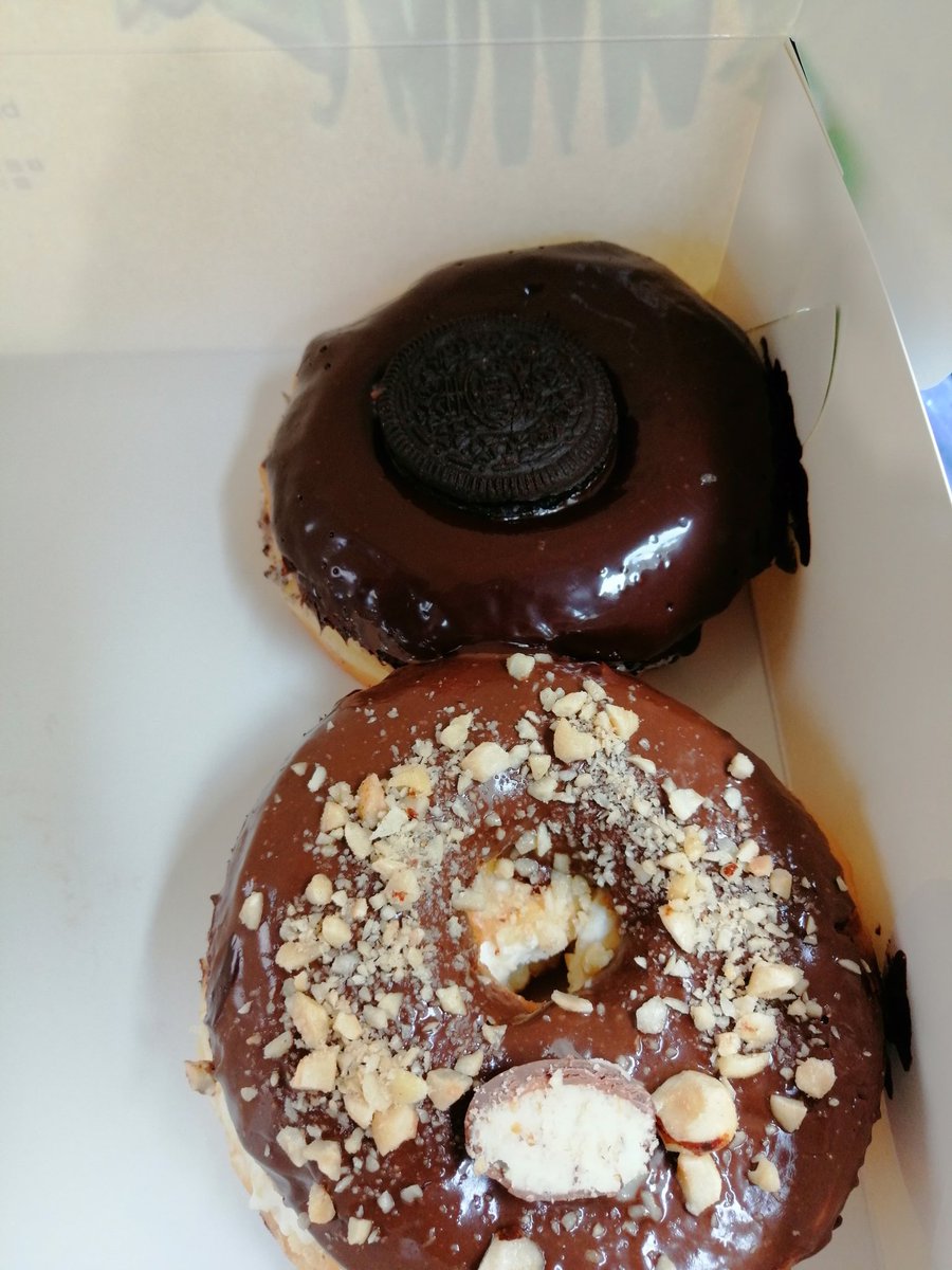 OrcanGG's tweet image. Get in me #dohnuts!

Top one: Oreo with filling
Bottom one: Kinder chokobons with filling

Bone apple feet
🤤🥯🍴