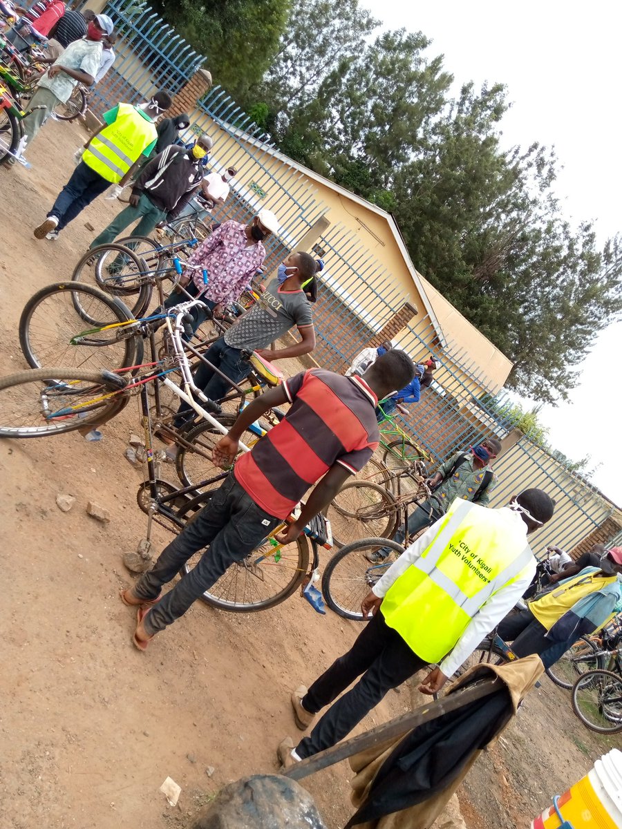 musirikaredavid's tweet photo. RT @RYVCP_Gasabo: @GasaboYouth Social distancing at #Mulindi market, used bicycles corner.
#SocialDistance
#WashYourHands
#AvoidunnecessaryMovements
#WearMasks
#Tuzatsinda
#TweseHamwe https://t.co/97k2QoJuuh
