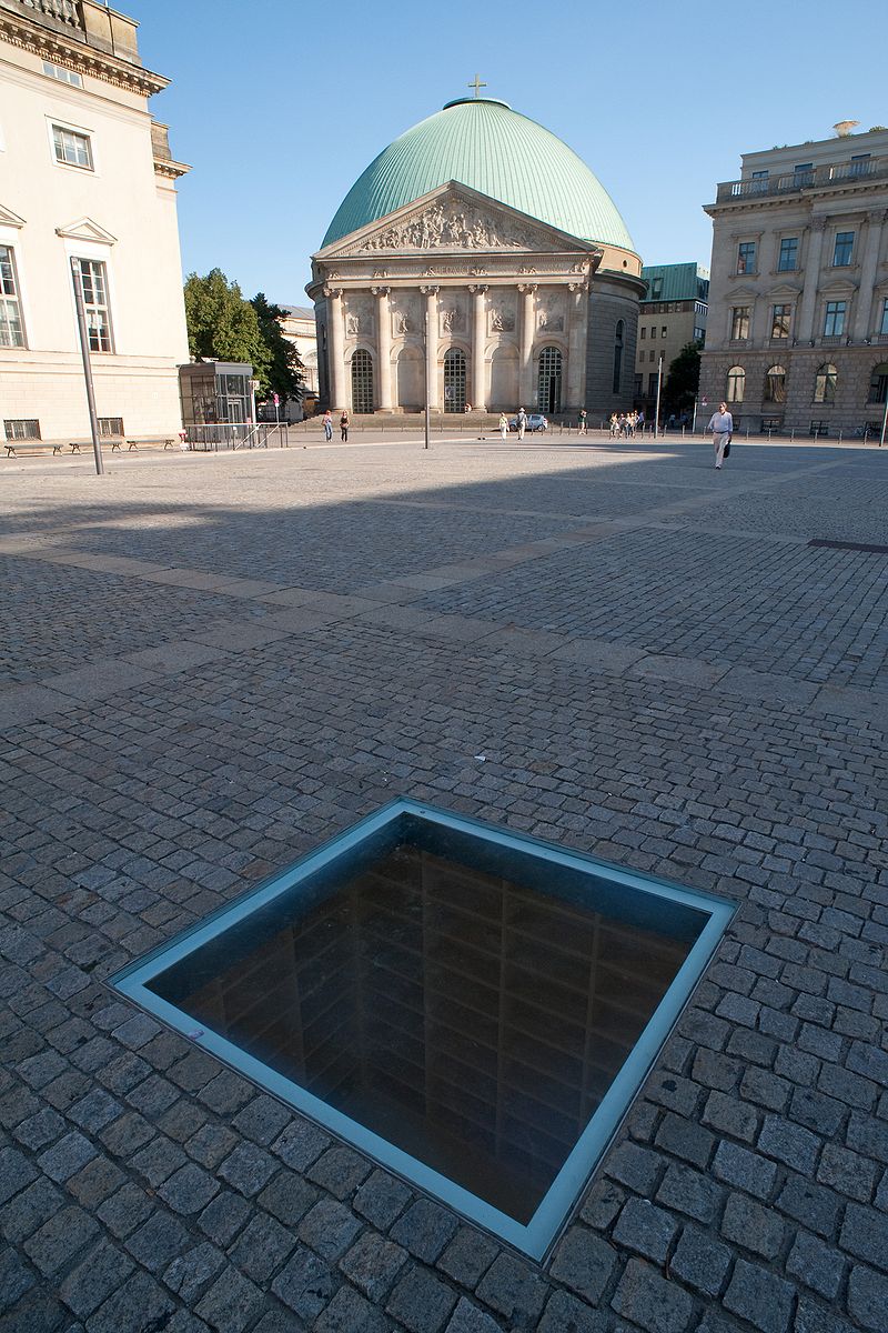 La Biblioteca sin libros. El Memorial de la quema de libros del 10 de Mayo de 1933 en la Bebelplatz  #orgulloArteContemporaneo