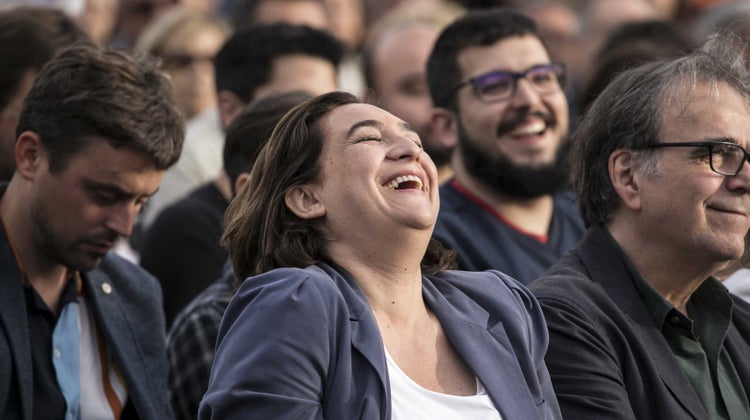Catalonia1640's tweet photo. Segur que en Roger Palà ja està investigant tota la corrupció que s'ha fet evident amb el tema del concert dels balcons. És un periodista independent i sempre tan imparcial. Si us plau no us descolloneu. https://t.co/8EpAR6U2Wr