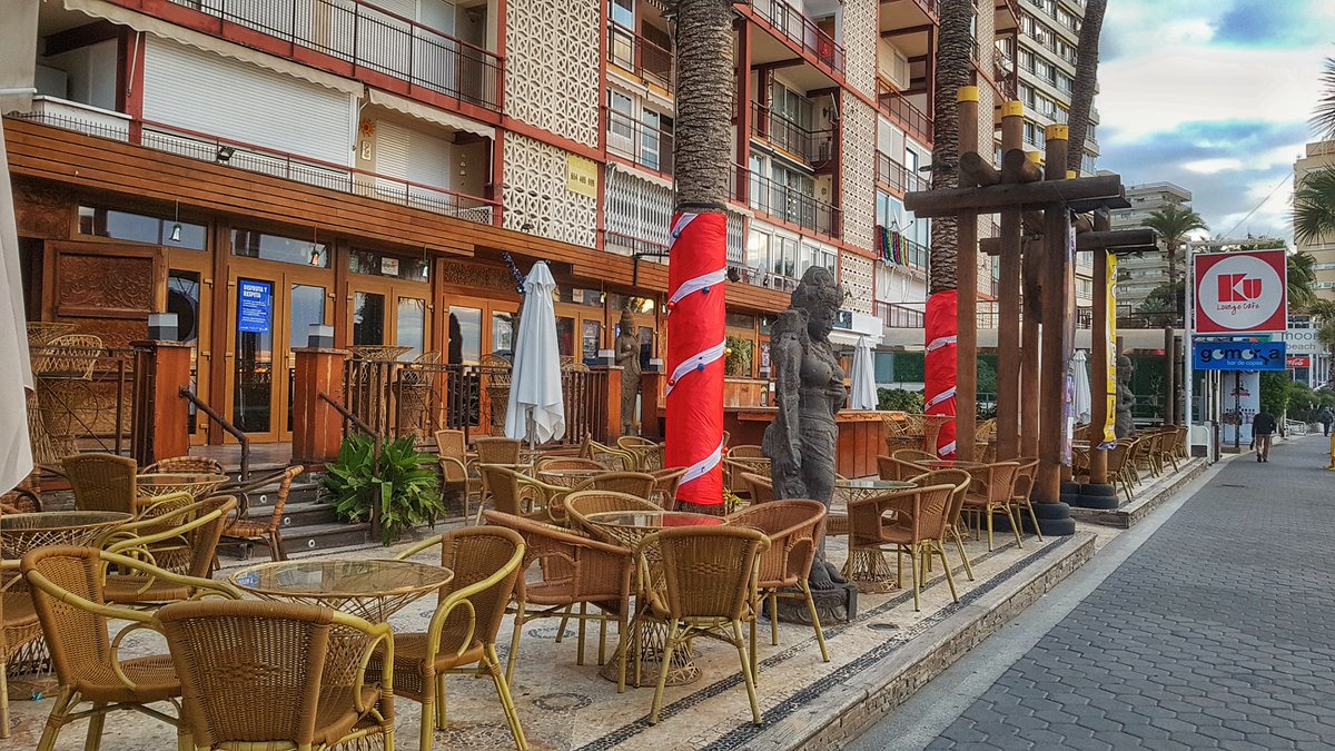 benidormlive's tweet photo. A partir de mañana, las terrazas en #Benidorm abrirán hasta las 11 de la noche.
El horario ha sido consensuado con las asociaciones #ABRECA y #OCIOBAL.
Benidorm tiene censados más de mil cien establecimientos en el sector de #bares, #restaurantes y #cafeterías. https://t.co/QnIW7Qjmpe