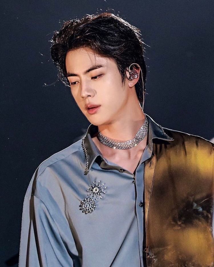 Seokjin with THAT diamond choker had us all dead. AJSWUUNEEJS