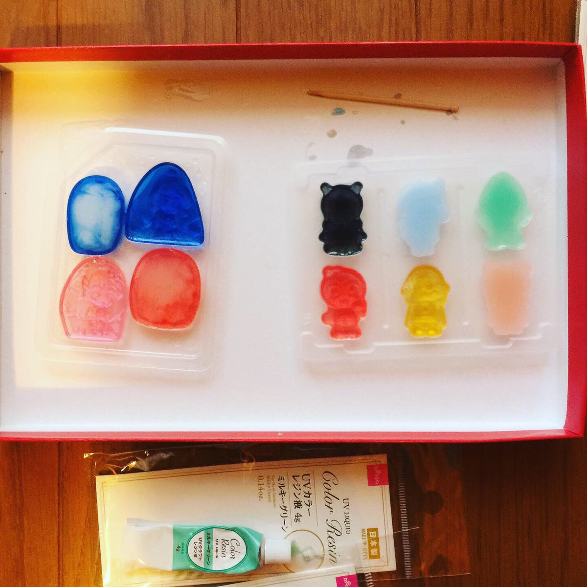 まめちよ アンパンマングミの型とプリキュアグミの型に レジン液をひたすら流し込んでた 気泡が入るの阻止 ひたすら阻止